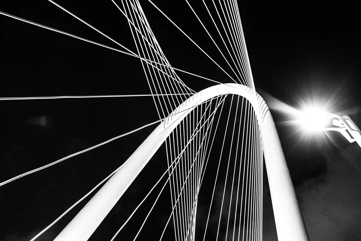 Haubans d'un pont, la nuit